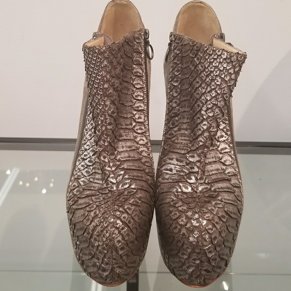 Christian Louboutin - Picture 3 of 7